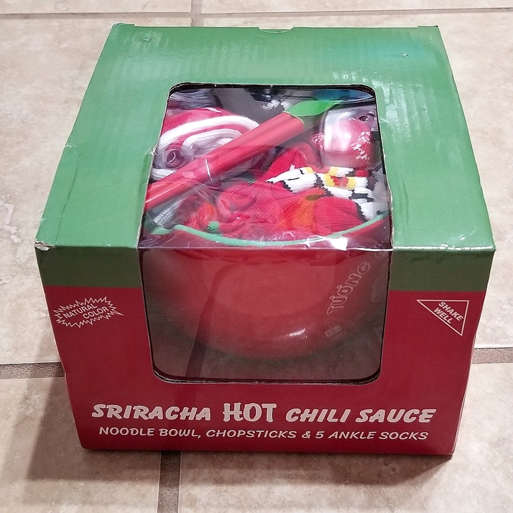 MAD Engine Sriracha Hot Chili Sauce Noodle Bowl, Chopsticks & 5 Pairs Of Socks